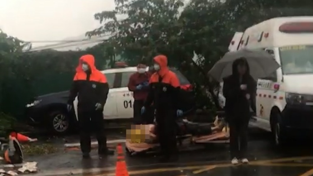 一名駕駛受困被警消人員救出。(圖/翻攝記者爆料網)