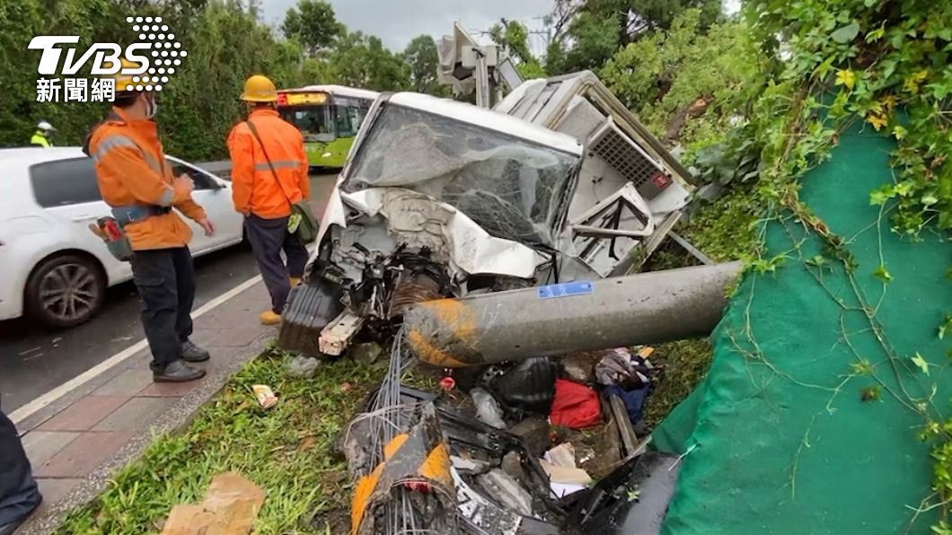 仰德大道4車連環追撞！電桿斷、公車亭毀　5人受傷急送醫