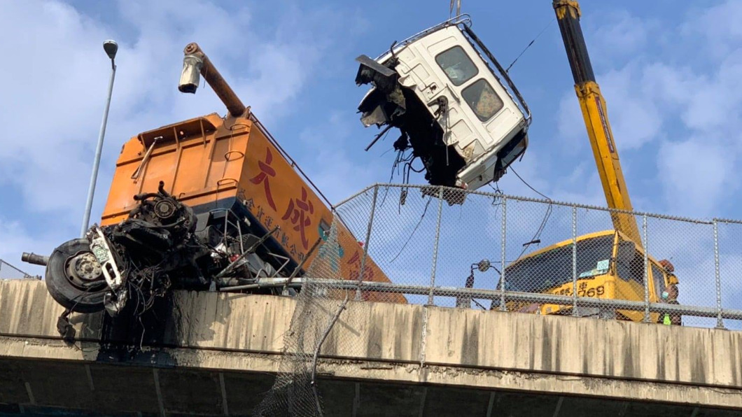 驚險救援!駕駛倒栽蔥懸掛國道上方 警消固定車頭雲梯車救