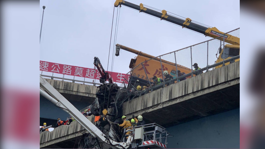 警消搶救受困駕駛,雲梯車接駁。(圖/警方提供)