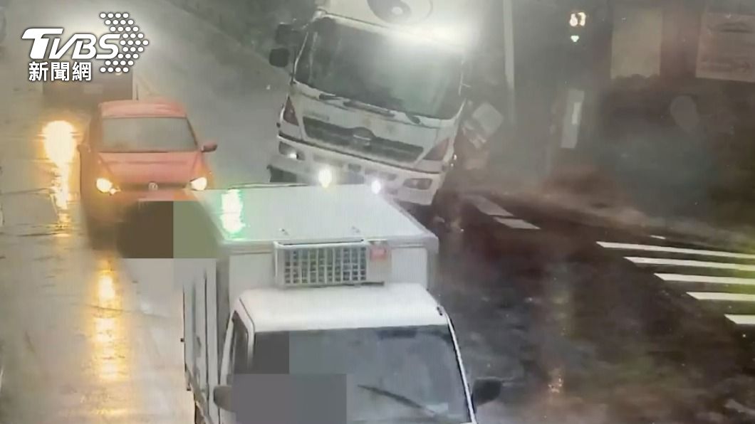 撞擊瞬間曝!物流車疑剎車失靈 仰德大道車禍4車毀5人傷