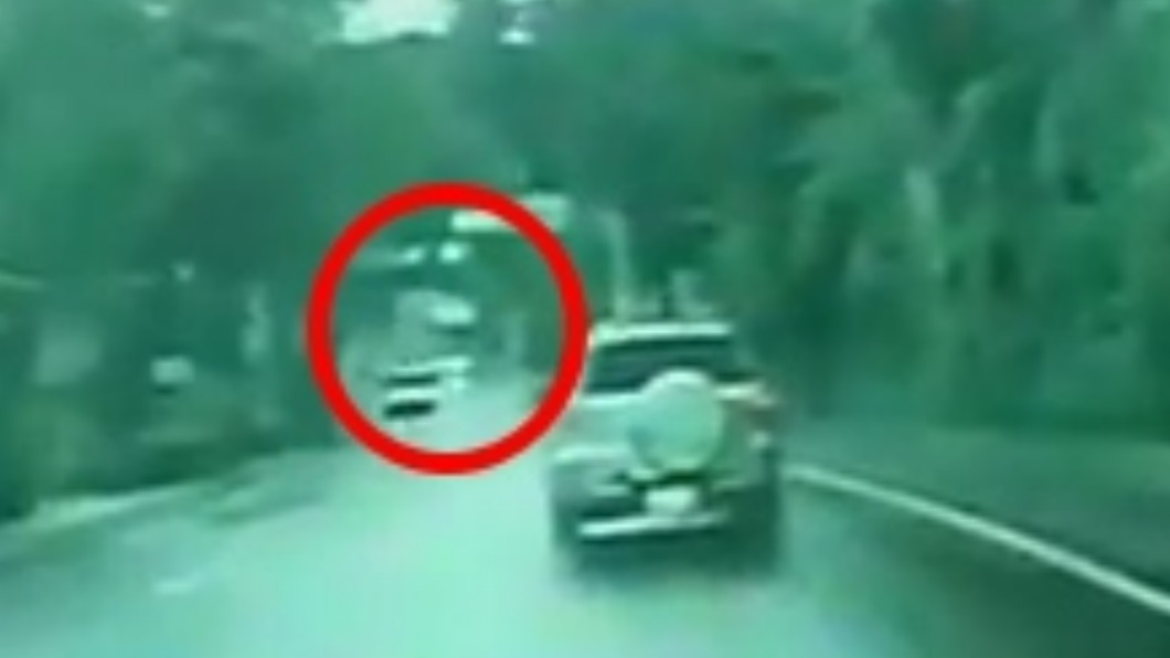 物流車下山時失控偏移。(圖/翻攝爆廢公社)