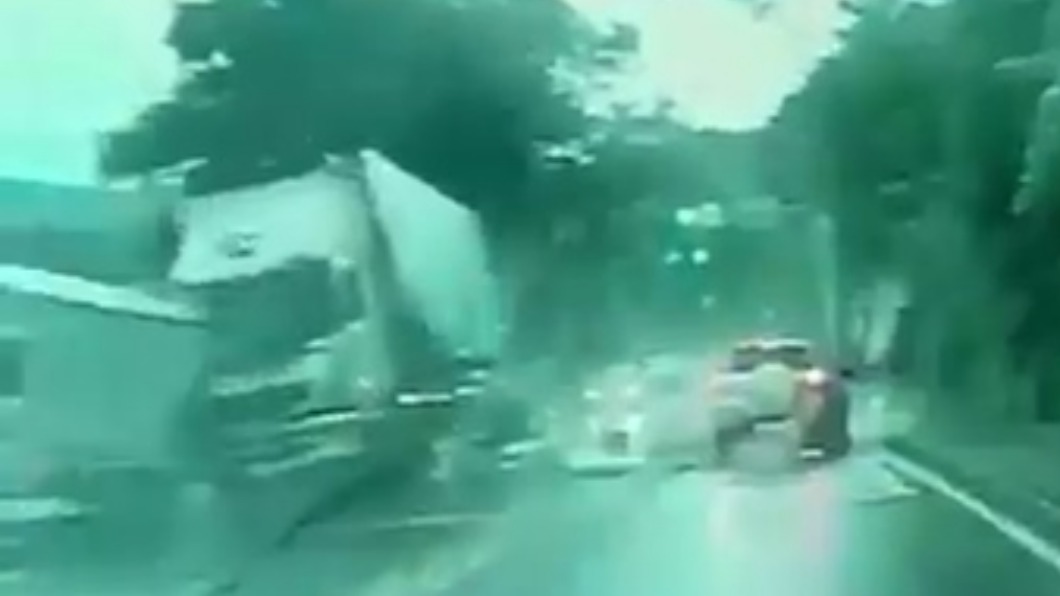 小貨車被推撞撞擊電桿。(圖/翻攝爆廢公社)