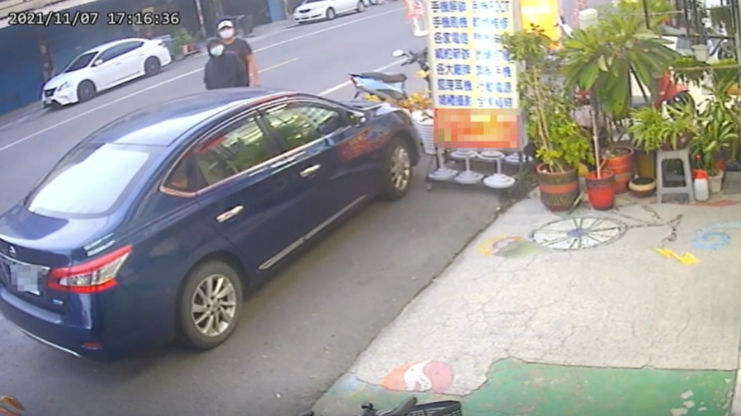 2人先假裝路過勘查地形。（圖／翻攝自張仁吉臉書）