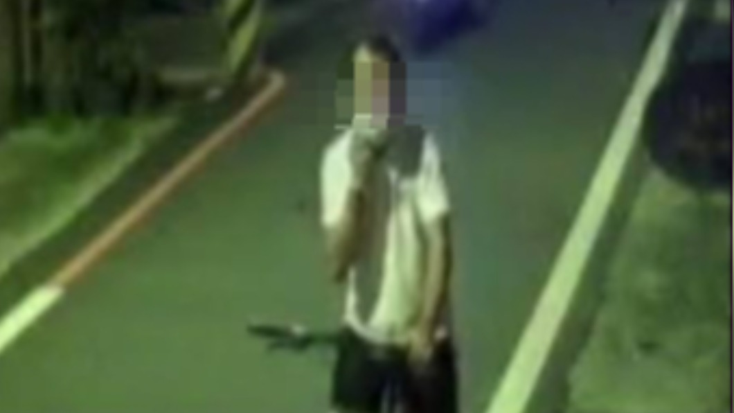 白衣竊嫌先是騎腳踏車經過。（圖／翻攝自花蓮同鄉會）