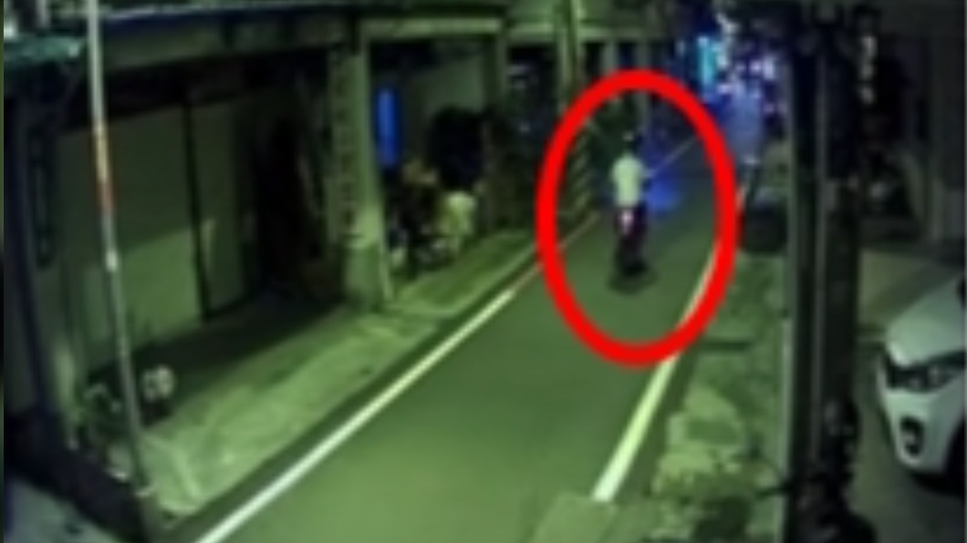 事後竊嫌直跨上機車揚長而去。（圖／翻攝自花蓮同鄉會）