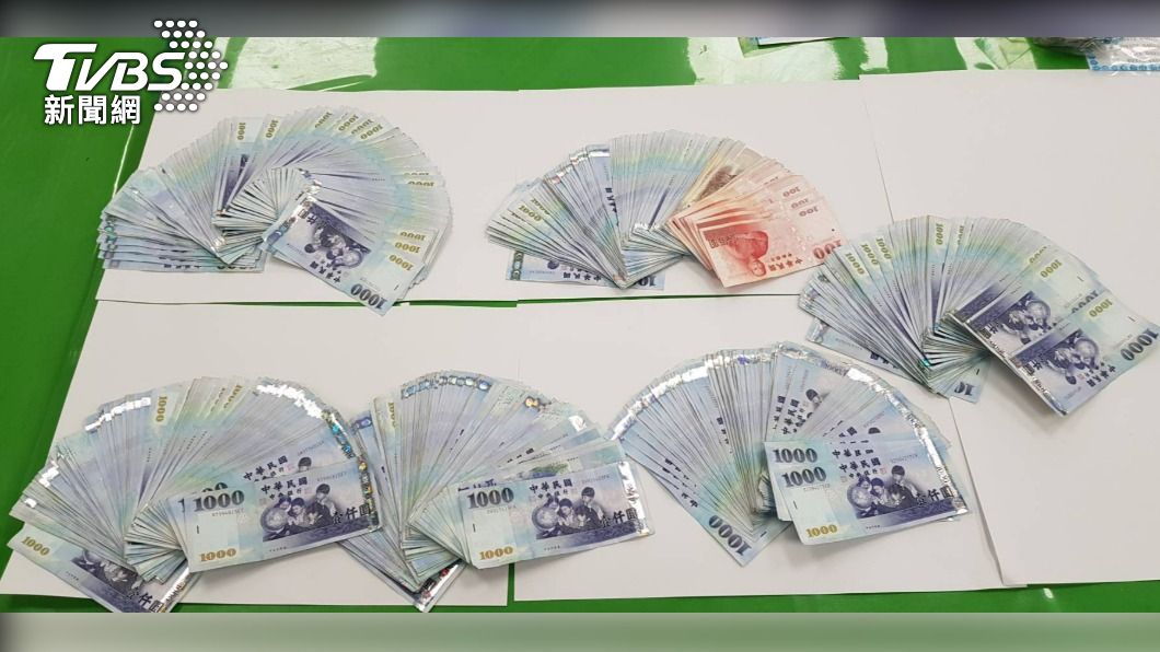 警方在兩名乘客隨身物品查獲60萬元現金。（圖／TVBS）