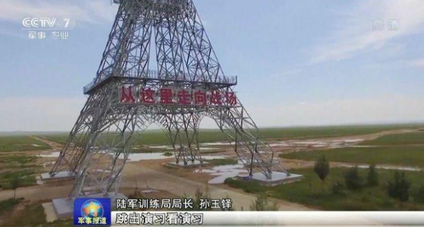 野心超大？ 內蒙古朱日和基地除了仿我總統府建築，還有仿法國巴黎艾菲爾鐵塔建築。（圖／翻攝央視CCTV）