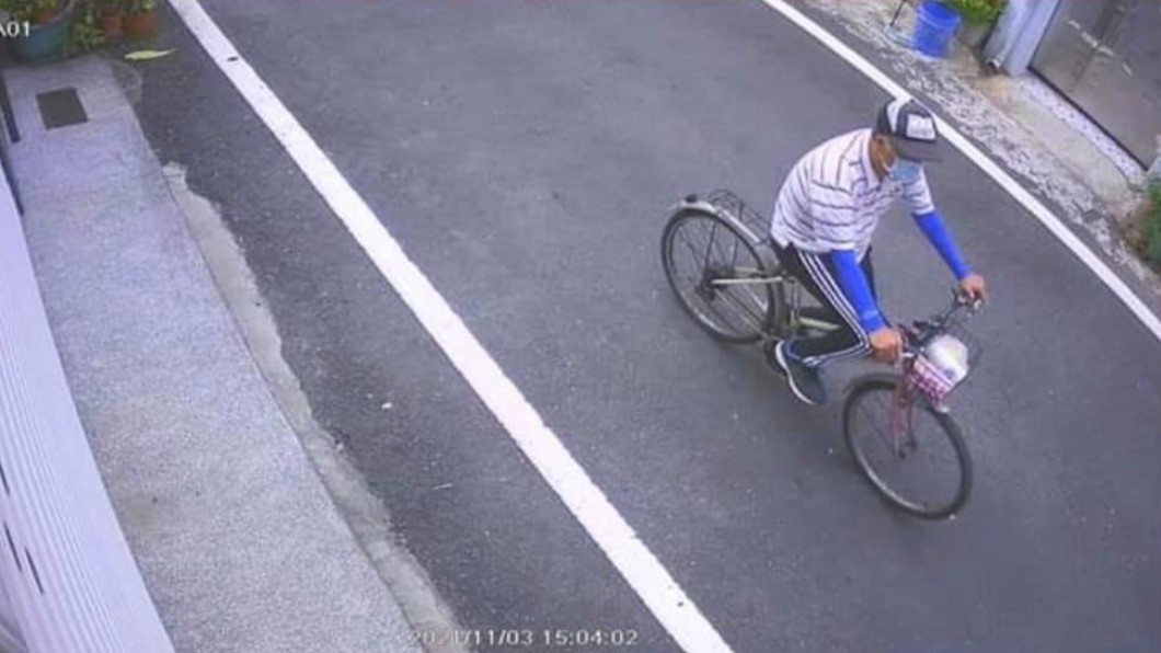 老翁獨自騎車外出。(圖/翻攝自家屬臉書)