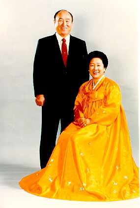 文鮮明與其妻子。（圖／翻攝自維基百科）
