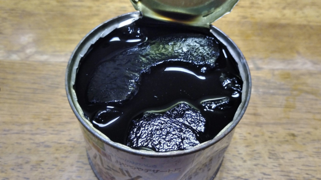 開封30年罐頭!水果湯汁黑化超噁 他吃一口味道驚人