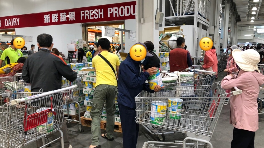現場掀起奶粉搶購潮。(圖/翻攝自「Costco好市多 商品經驗老實說」)