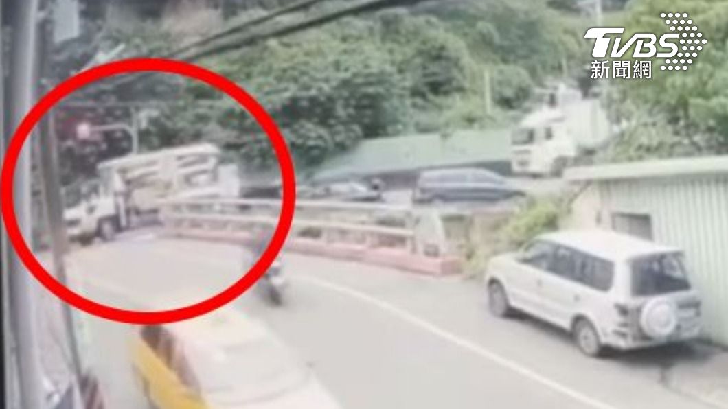 水泥車過彎角度不慎。
