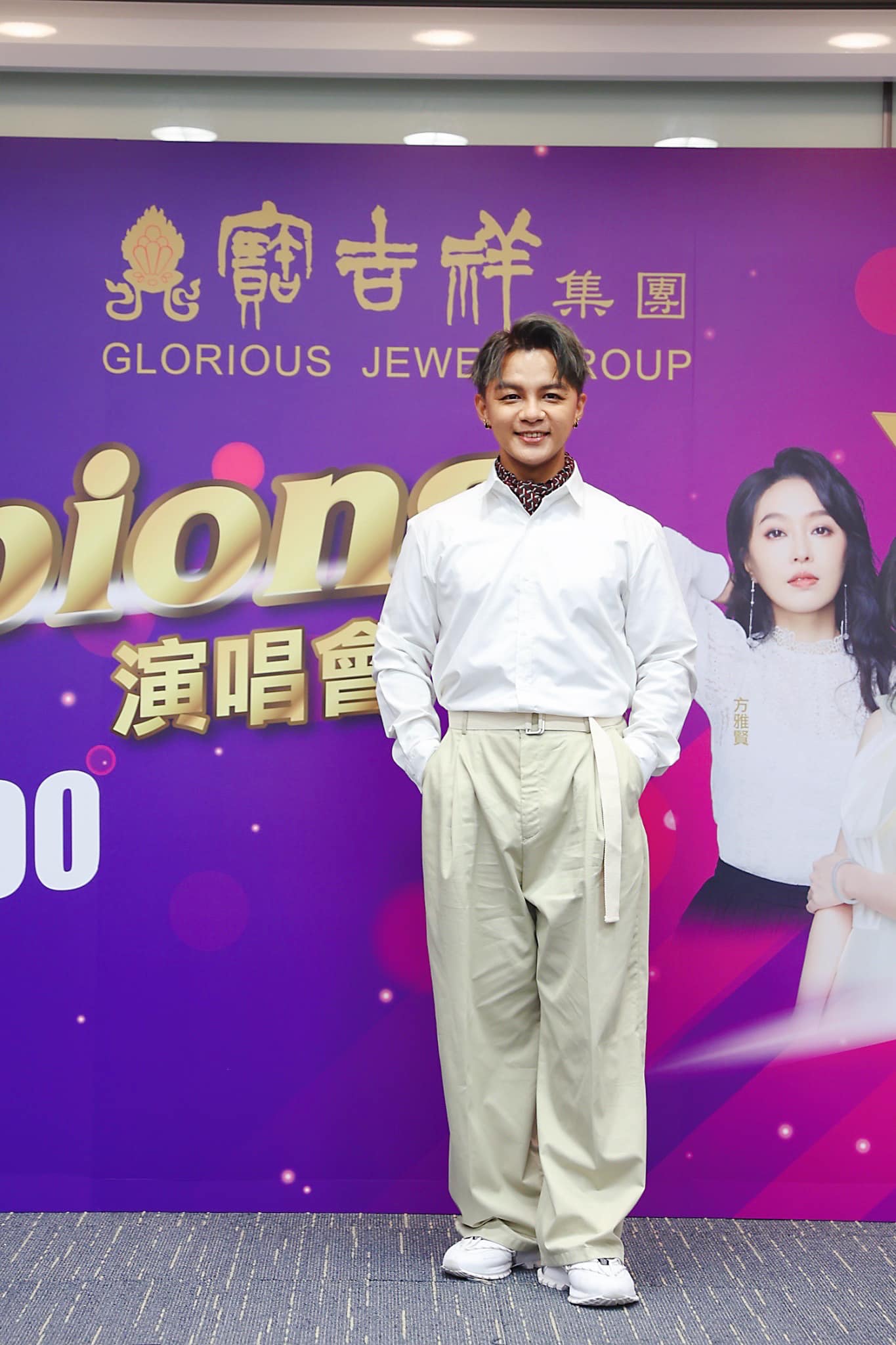 曾瑋中透露受到疫情影響曾到餐廳兼職。(圖/翻攝自曾瑋中臉書)