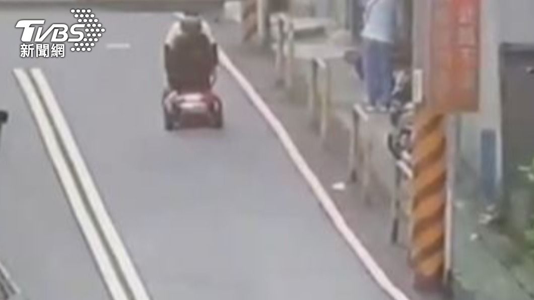 老婦人開助行車爬坡時，突然故障。（圖／TVBS）
