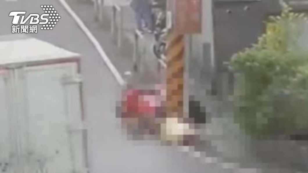 倒退嚕撞擊電桿身亡。(圖/TVBS)