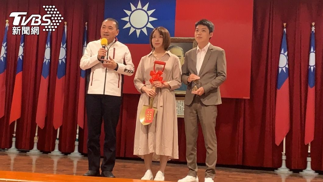 侯友宜贈送金鏟子。(圖/TVBS)
