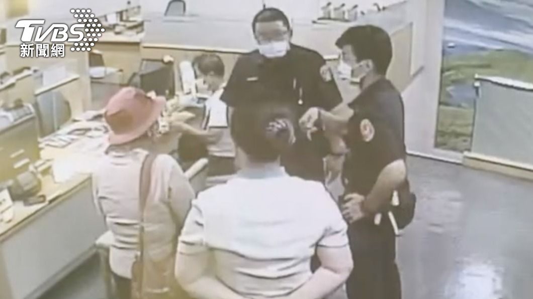 轄區永和警方立即趕到銀行協助。(圖/TVBS)
