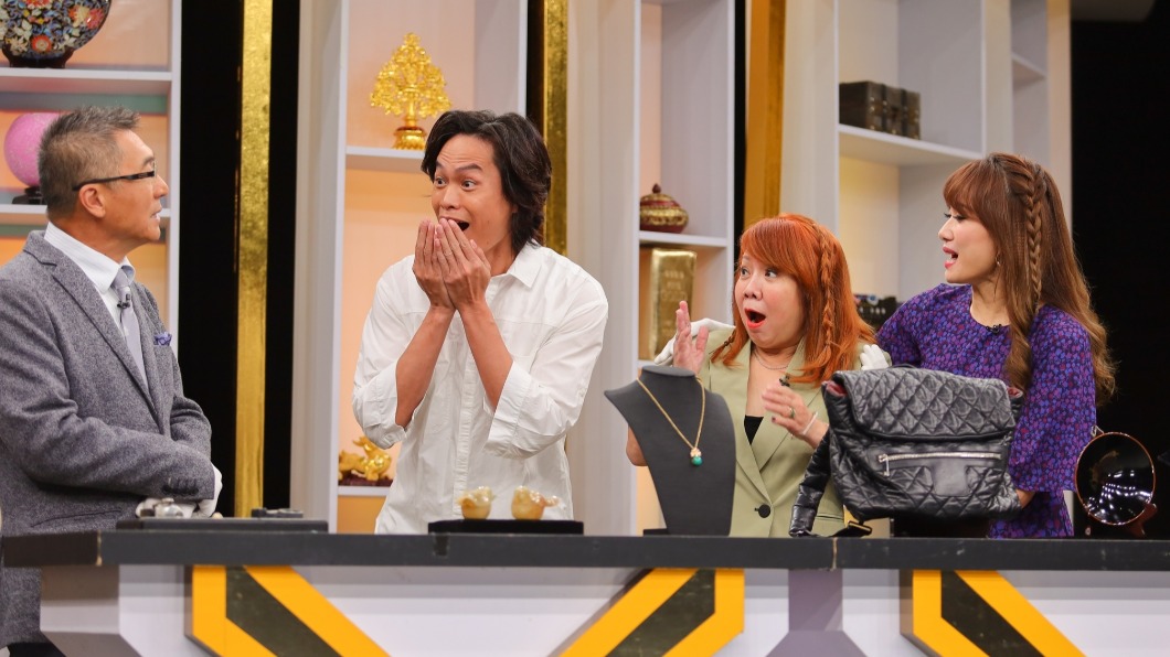 黃鐙輝、萁媽聽到鑑定價格相當興奮。(圖/JET提供)