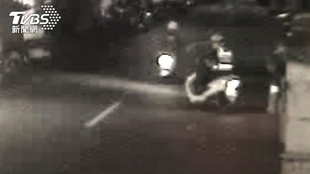 警方尾隨雙載車輛。（圖／TVBS）