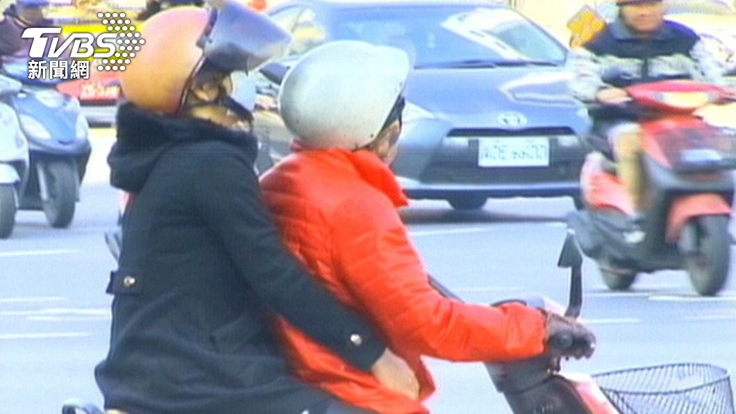 後座機車乘客應一手抱人一手抓後側把手較安全。（示意圖／TVBS資料畫面）