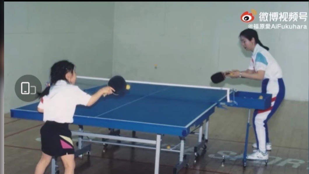 福原愛曬出小時候媽媽訓練她打桌球的照片。(圖/翻攝自福原愛微博)