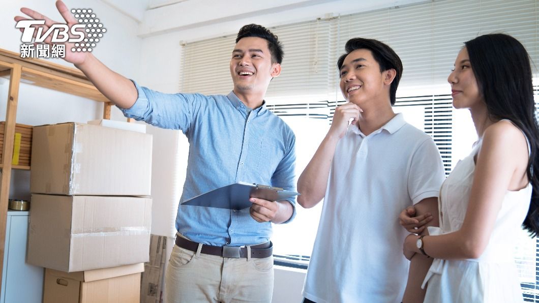 年輕人看房有時候都會帶長輩一起看。（示意圖／shutterstock達志影像）