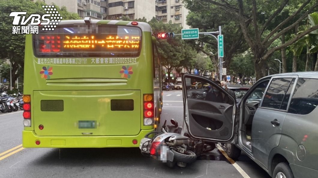 駕駛開門又不看！騎士遭車門擊落　人傷車倒還撞公車