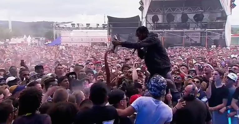 史考特(Travis Scott)2015年瑞士演唱會,腳上穿的潮鞋被偷後要粉絲打爆偷鞋者,場面一度混亂。(圖/翻攝Reddit)