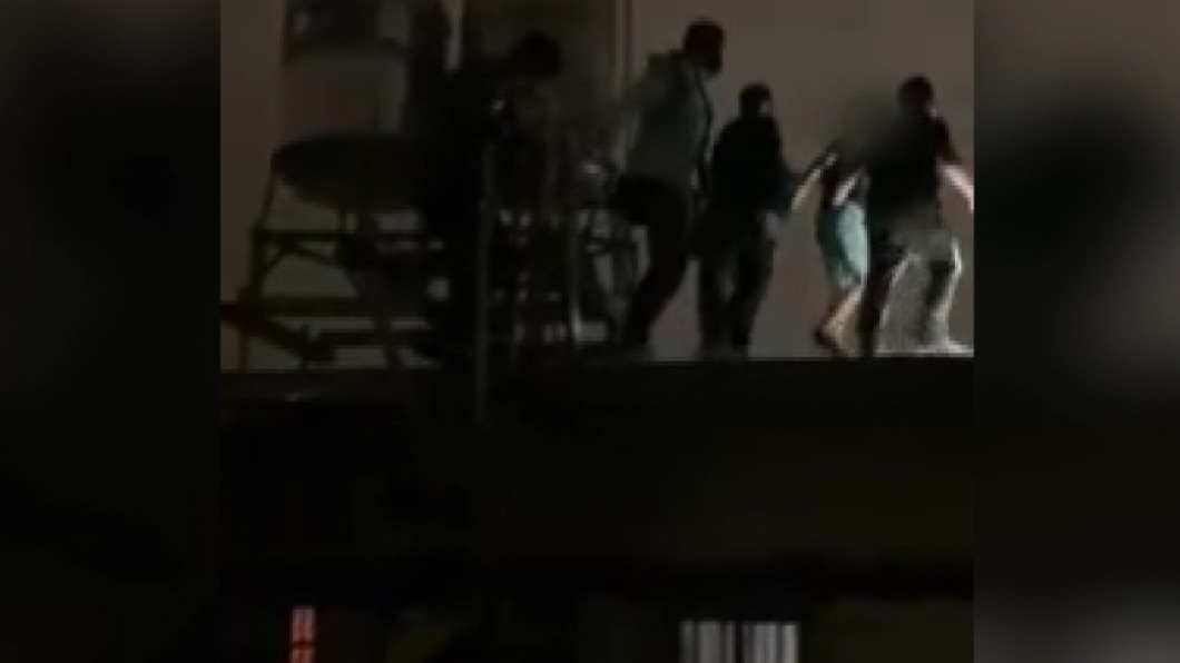 屋頂好吵喔!網友探頭一看嚇到 原來是警察「攻堅抓人」