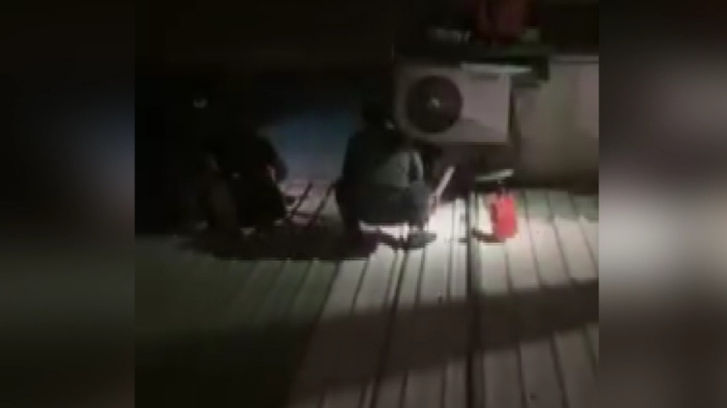 嫌犯遭警方壓制。（圖／翻攝自爆料公社）