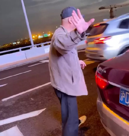 林棟甫被發現在上海街頭開計程車。(圖/翻攝自扒圈內醬微博)