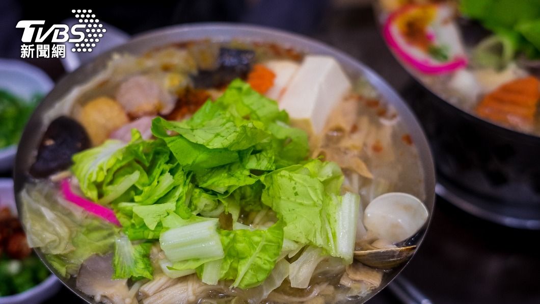 鄉民點出，便宜火鍋拚翻桌率是重點。（示意圖／shutterstock達志影像）