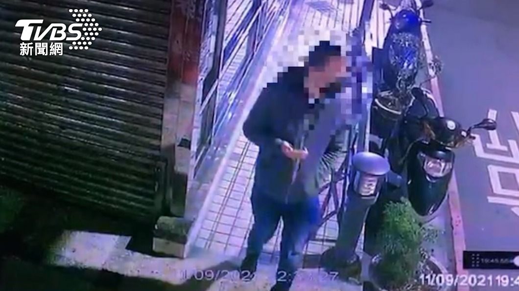 駱姓男子持彈簧刀攻擊婦人。（圖／TVBS）