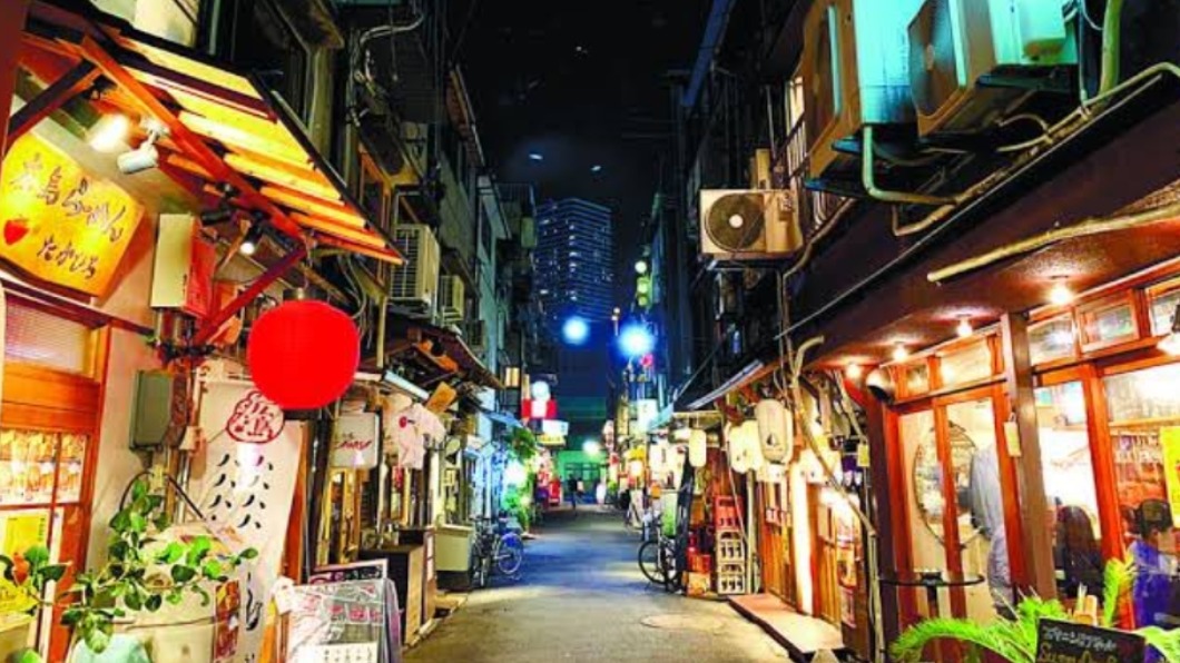 廣島「EKINISHI（エキニシ）」居酒屋街夜晚時相當熱鬧。（圖／翻攝自@taqasyoooomiccy推特）