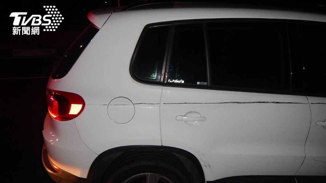 宋男開著白色休旅車擦撞瑪莎拉蒂,右側車身也有刮痕。(圖/警方提供)