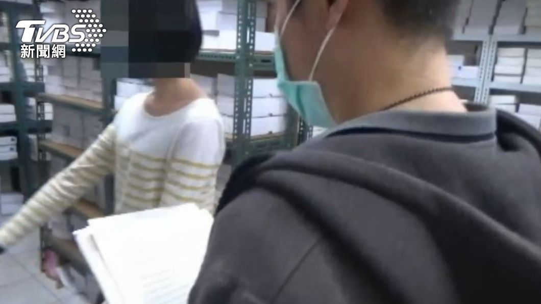 員警搜索業者倉庫。（圖／TVBS）