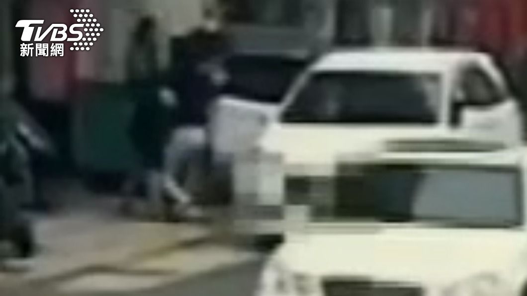 鄭女當街遭毆打。(圖/TVBS)