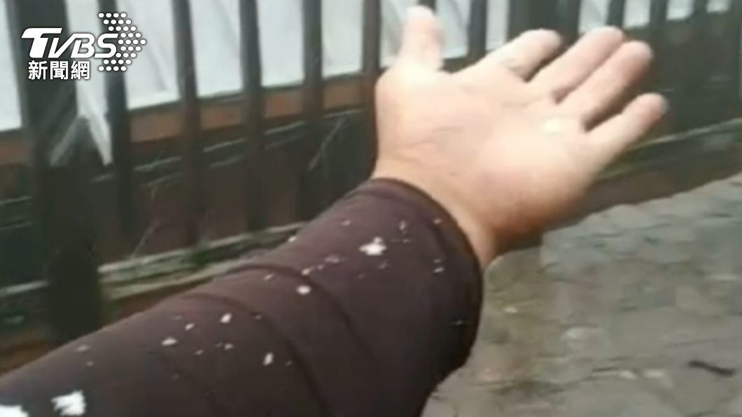 合歡山下冰霰囉!白霧繚繞如仙境 遊客超嗨搶拍照