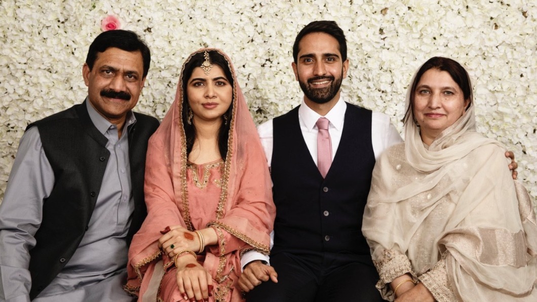 馬拉拉與家人在家中舉行簡單的伊斯蘭成婚儀式。(圖/翻攝自@Malala Twitter)