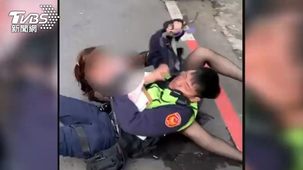 婦人與警察當街扭打。（圖／民眾提供）