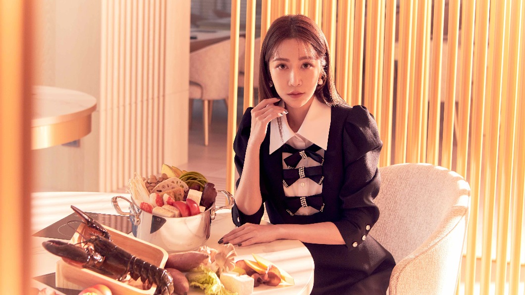 曾莞婷與高級食材合影。(圖/沐明鍋物提供)