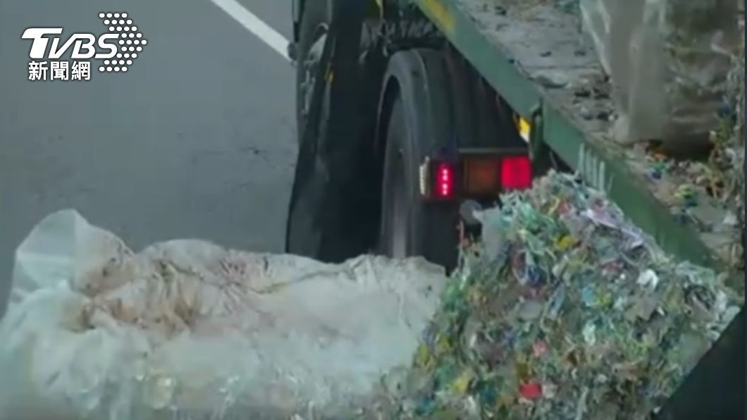 大貨車上橋後，突然甩出金屬回收壓縮物。（圖／警方提供）