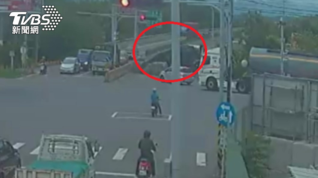 大貨車上橋後,突然甩出金屬回收壓縮物。(圖/警方提供)
