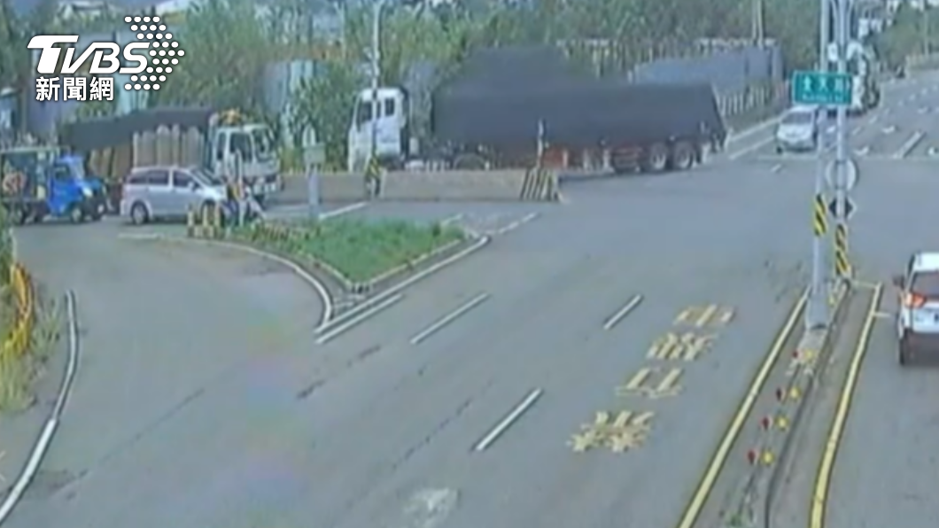 大貨車右轉上橋後,突然甩出金屬回收壓縮物。(圖/警方提供)