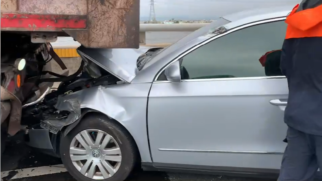 台61線4車連撞!轎車遭包夾慘變三明治 2大1小送醫