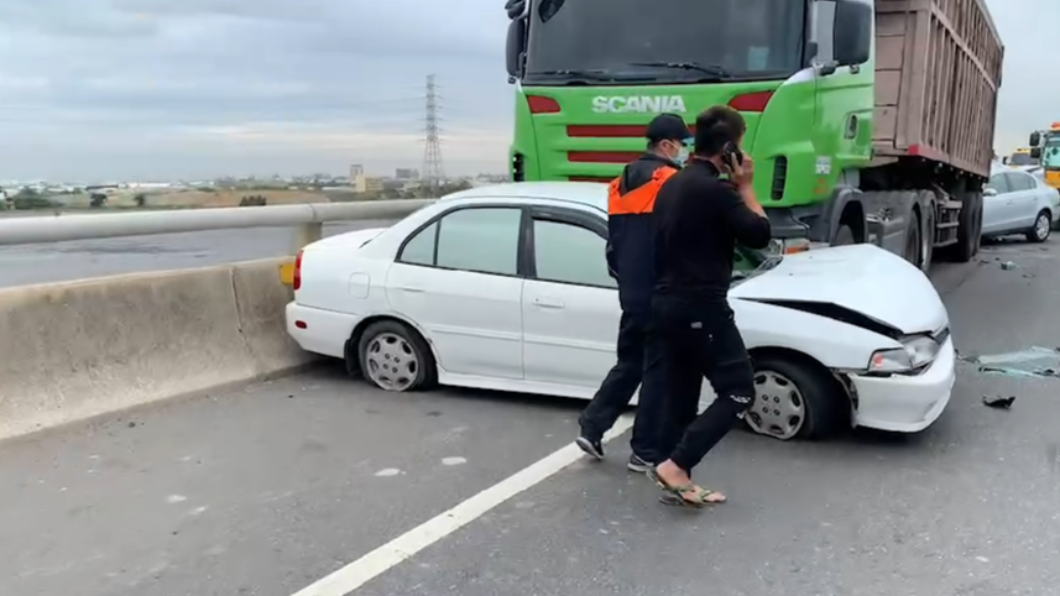 白色轎車變換車道後，遭後方綠色聯結車追撞，導致車身整個180度大迴轉。（圖／翻攝自彰化踢爆網）