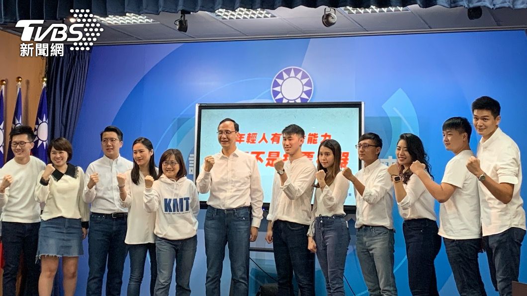 國民黨組成「青年民主戰隊」宣傳公投。（圖／TVBS）