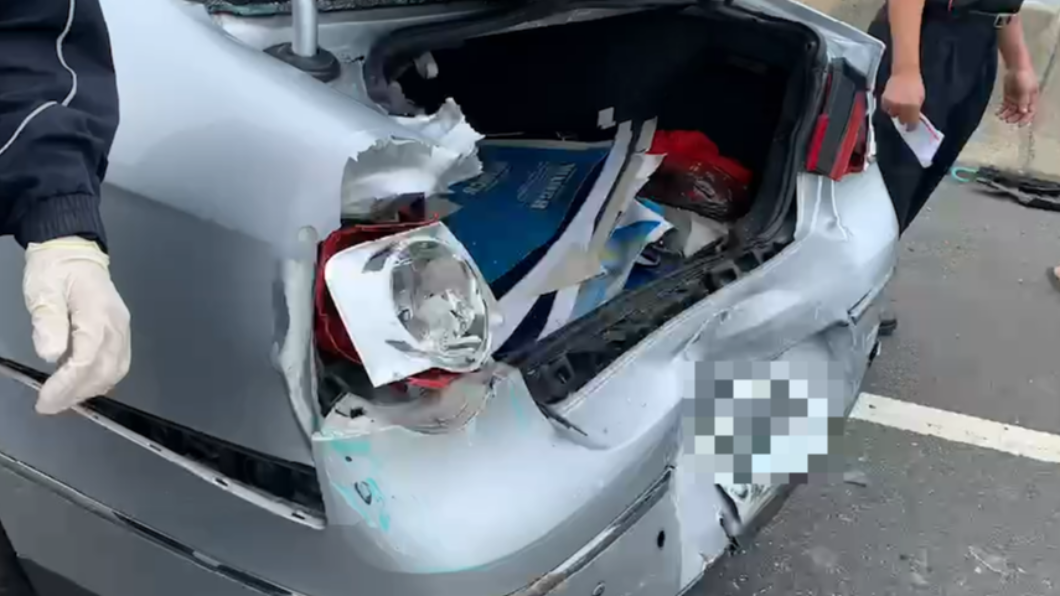 銀色轎車遭兩大車包夾，車頭、車尾全爛。（圖／翻攝自彰化踢爆網）