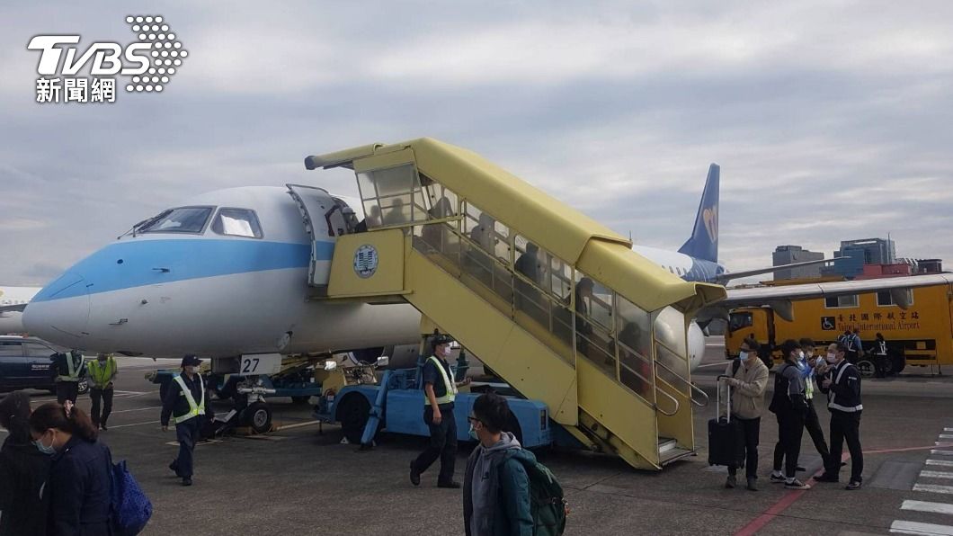 華信飛馬公班機訊號異常　起飛不久折返換機載客